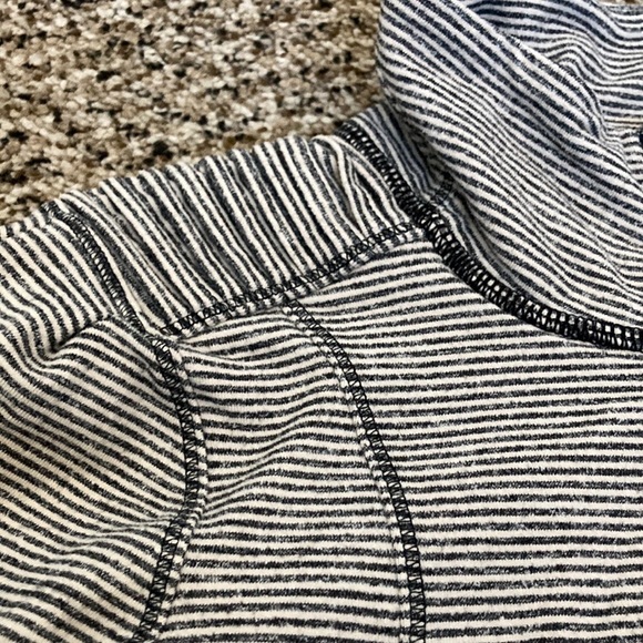 Lululemon 🍋 Base runner 1/2 zip pullover black/white with mesh detail sz 6 - Picture 3 of 7